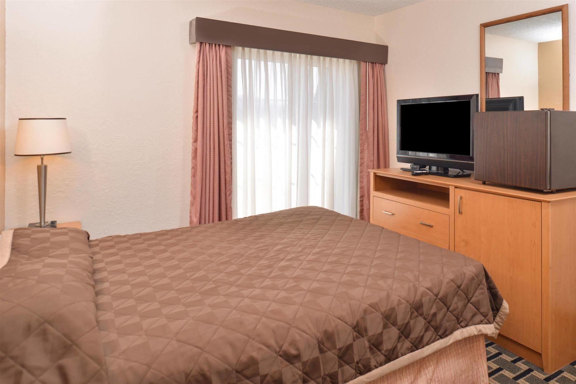 Americas Best Value Inn And Suites St. Cloud Esterno foto